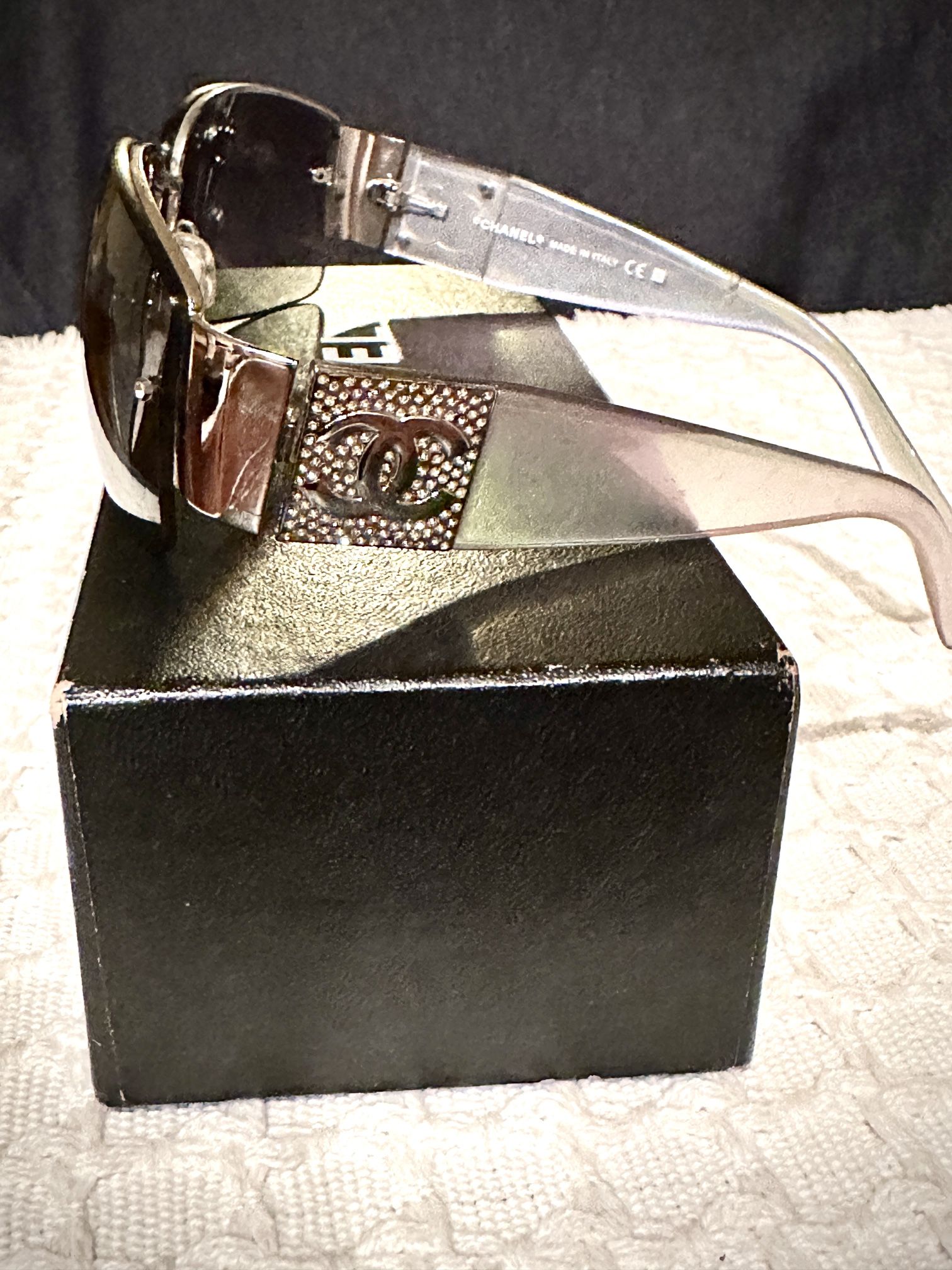 Authentic Vintage Chanel 4117B Rimless Sunglasses – Iridescent Sides, CC Rhinestone Logo