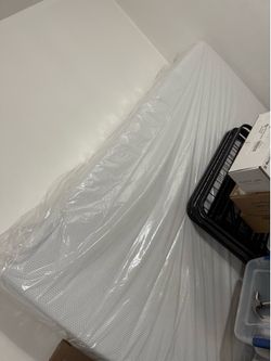 Queen Mattress - Zinus Memory Foam w/ frame