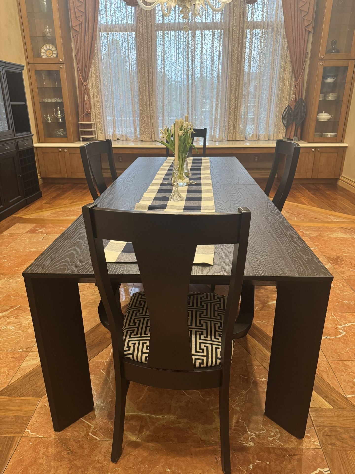 Restoration Hardware Arles rectangular Dining table + 8 Chairs