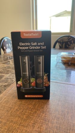 Electric salt and pepper grinder set