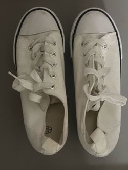 Women’s tennis shoes