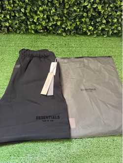 Black essential shorts