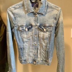 Classic Light Wash Denim Jacket – JustUSA – Size Small 