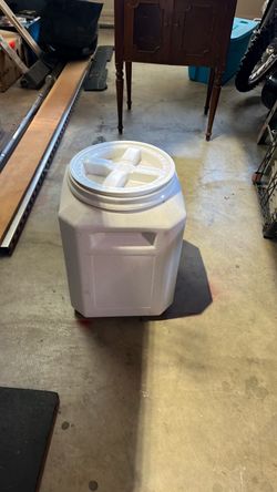 Dog food container
