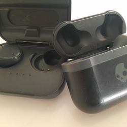 Two Skullcandy Earbud One Missing Left One Missing Right Belong To My Daughter Both Functional In Good Condition She Just Kept On Missing One