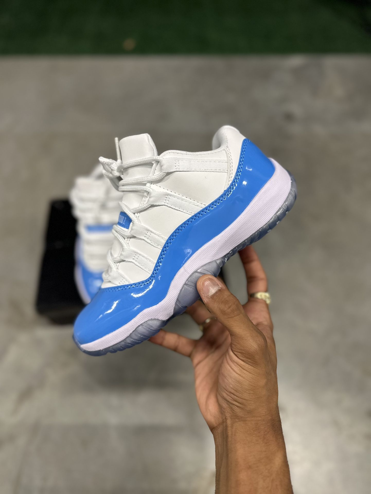 Men’s 8, Woman’s 9.5 - “UNC” Jordan 11 Low’s 🌊