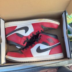 Jordan 1 Mid chicago toe