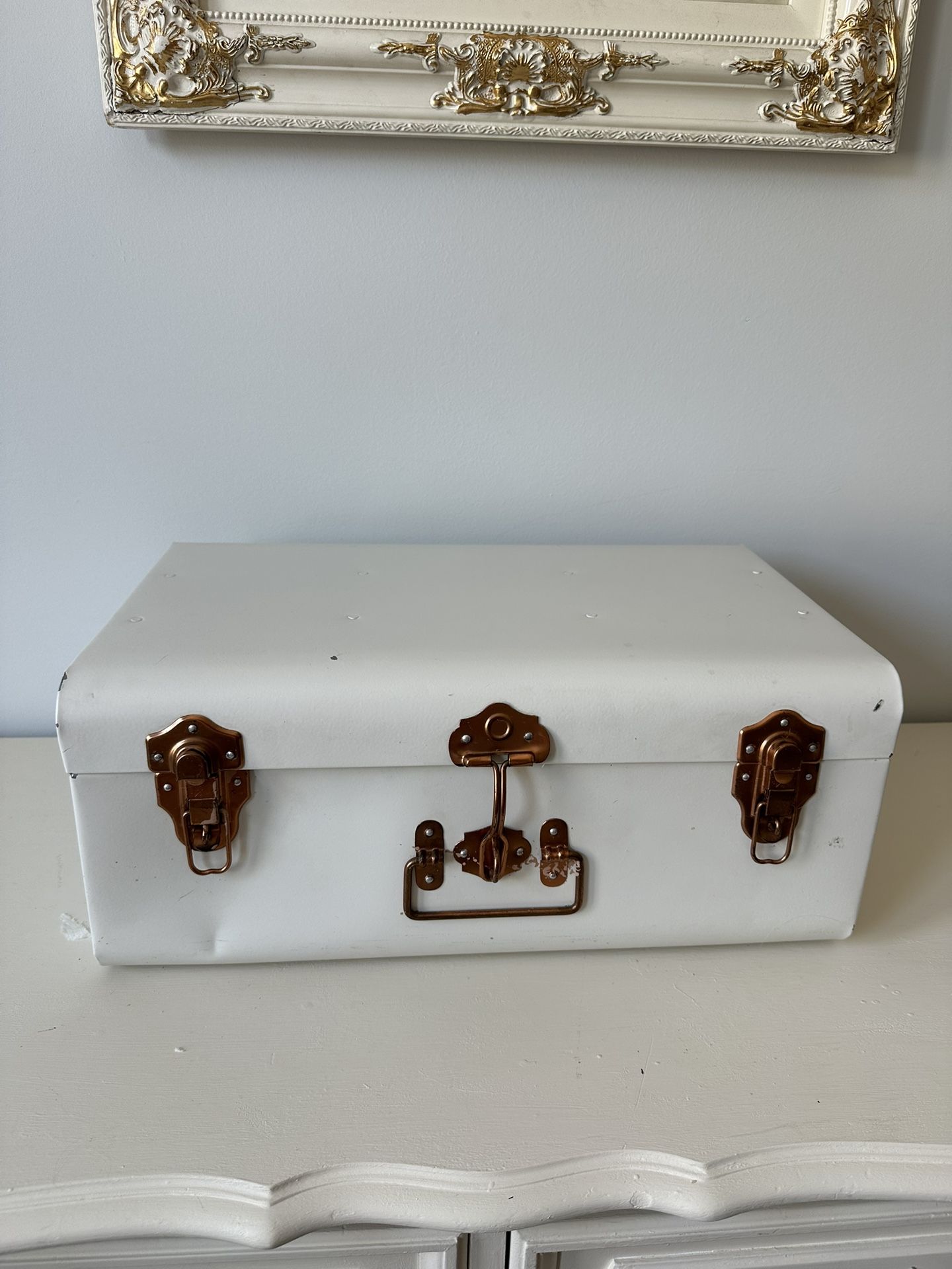 vintage white suitcase \ box