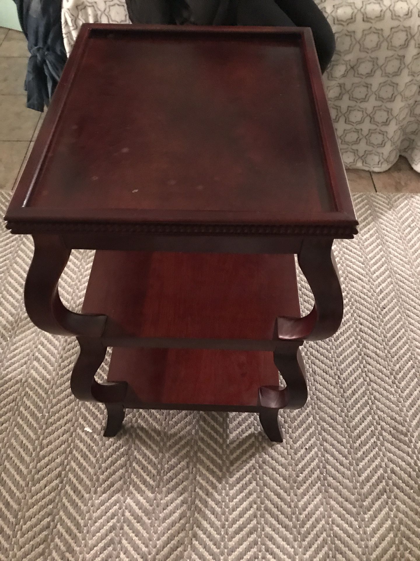 Beautiful end table in excellent condition 27” h 18.5 w 15.5 d