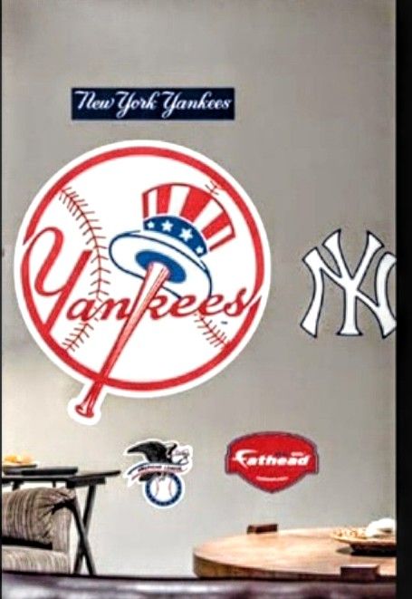 FATHEAD: NEW YORK YANKEES: CIRCLE LOGO - OFFICIALLY LICENSED MLB REMOVABLE WALL DECAL
O