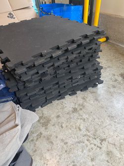 Rubber interlocking flooring mats