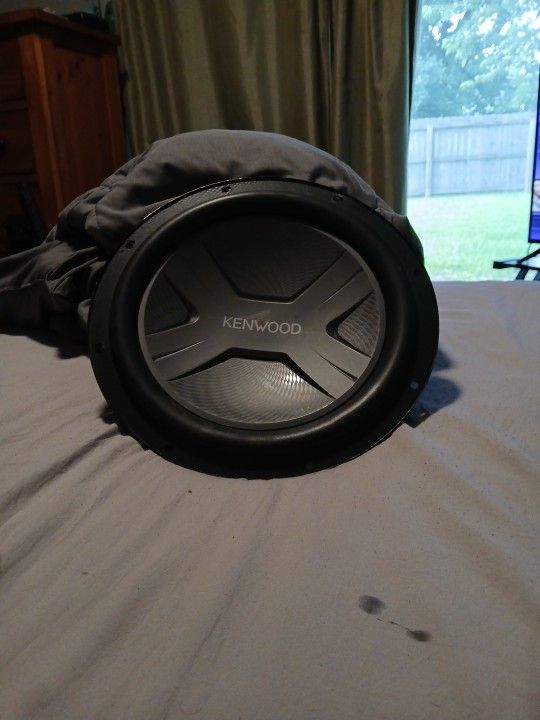 Like New 12" Kenwood (KFC-W3041) 2,000Watt Subwoofer