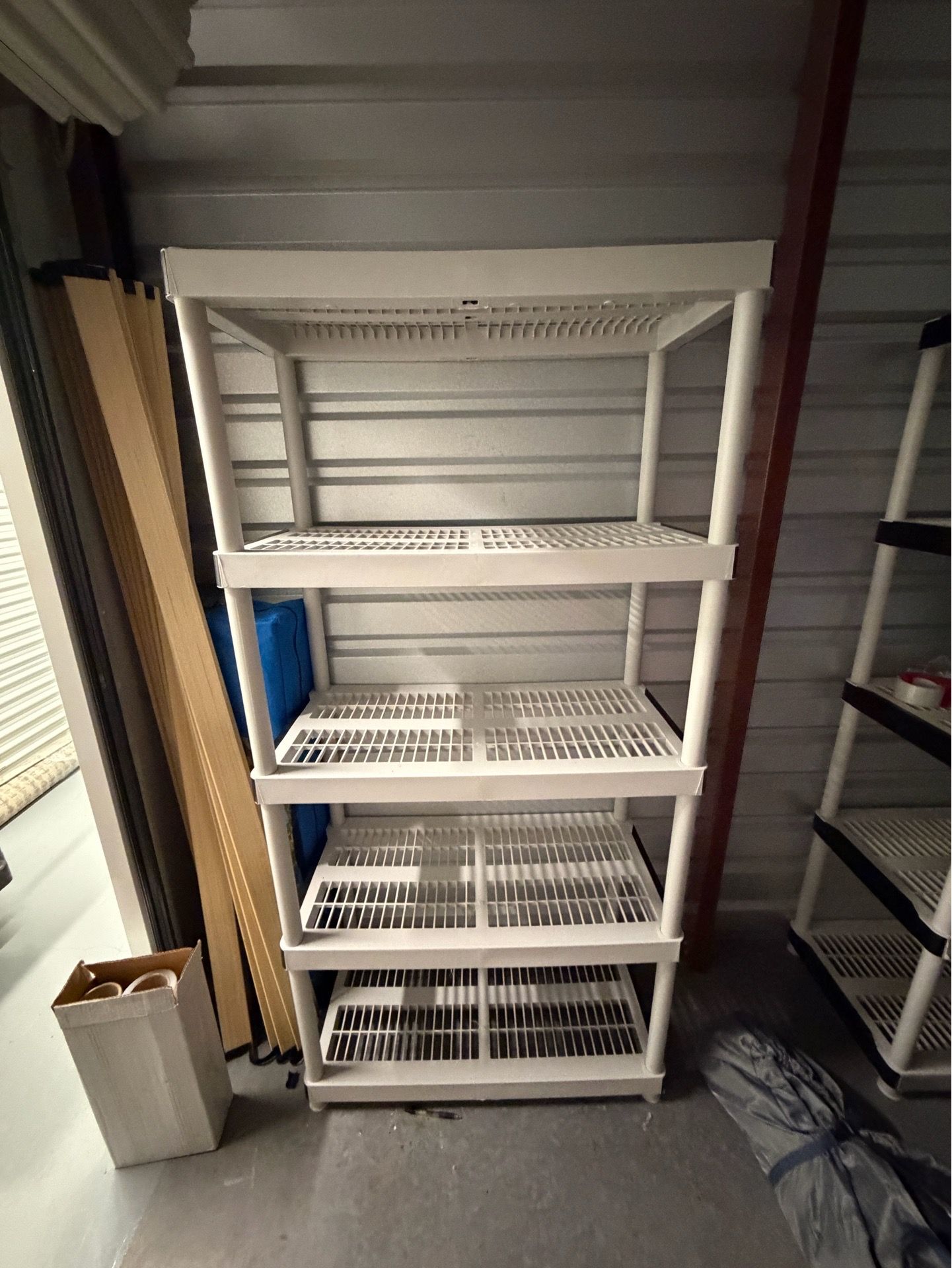 Storage shelving units