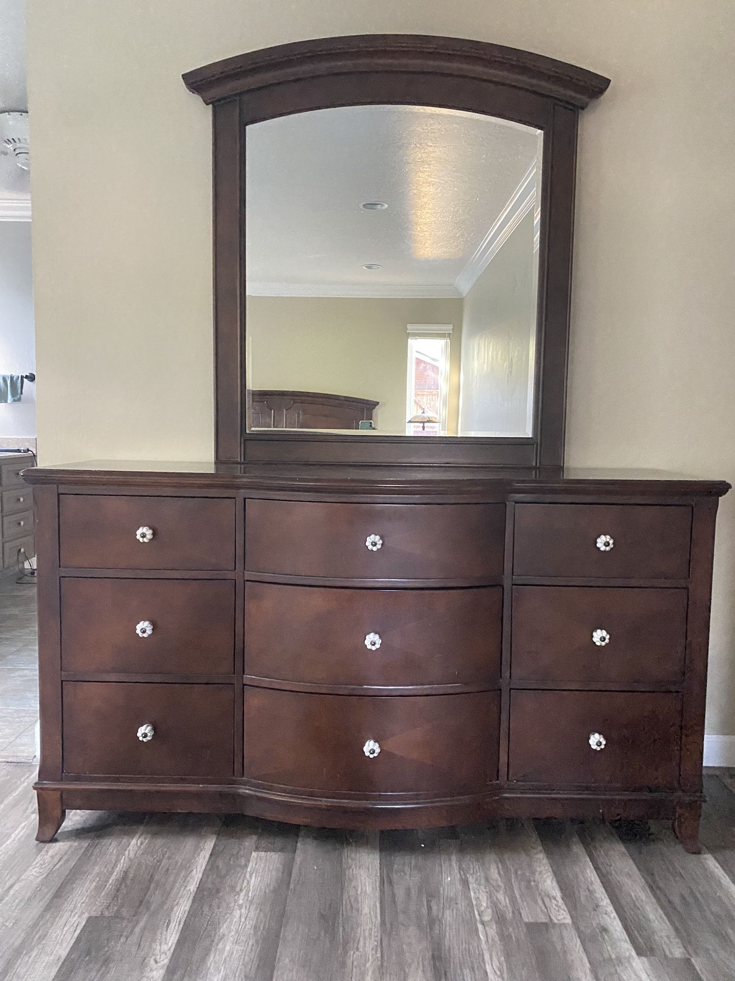 DRESSER