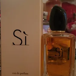 Giorgio Armani Sì Eau de Parfum.