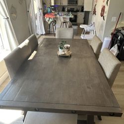 Jaxon dining Table 
