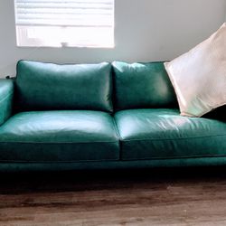 Emerald Green Modern Sofa – Stylish, Comfortable & Statement-Making 
