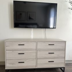 Bedroom Furniture Set: 2 Dressers, 2 Nightstands