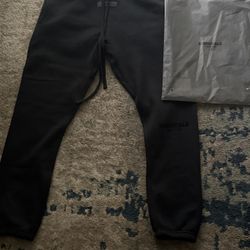 All black essential sweatpants 