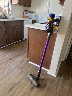 Dyson V8 + all accessories