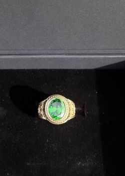 10k gold ring with green stone