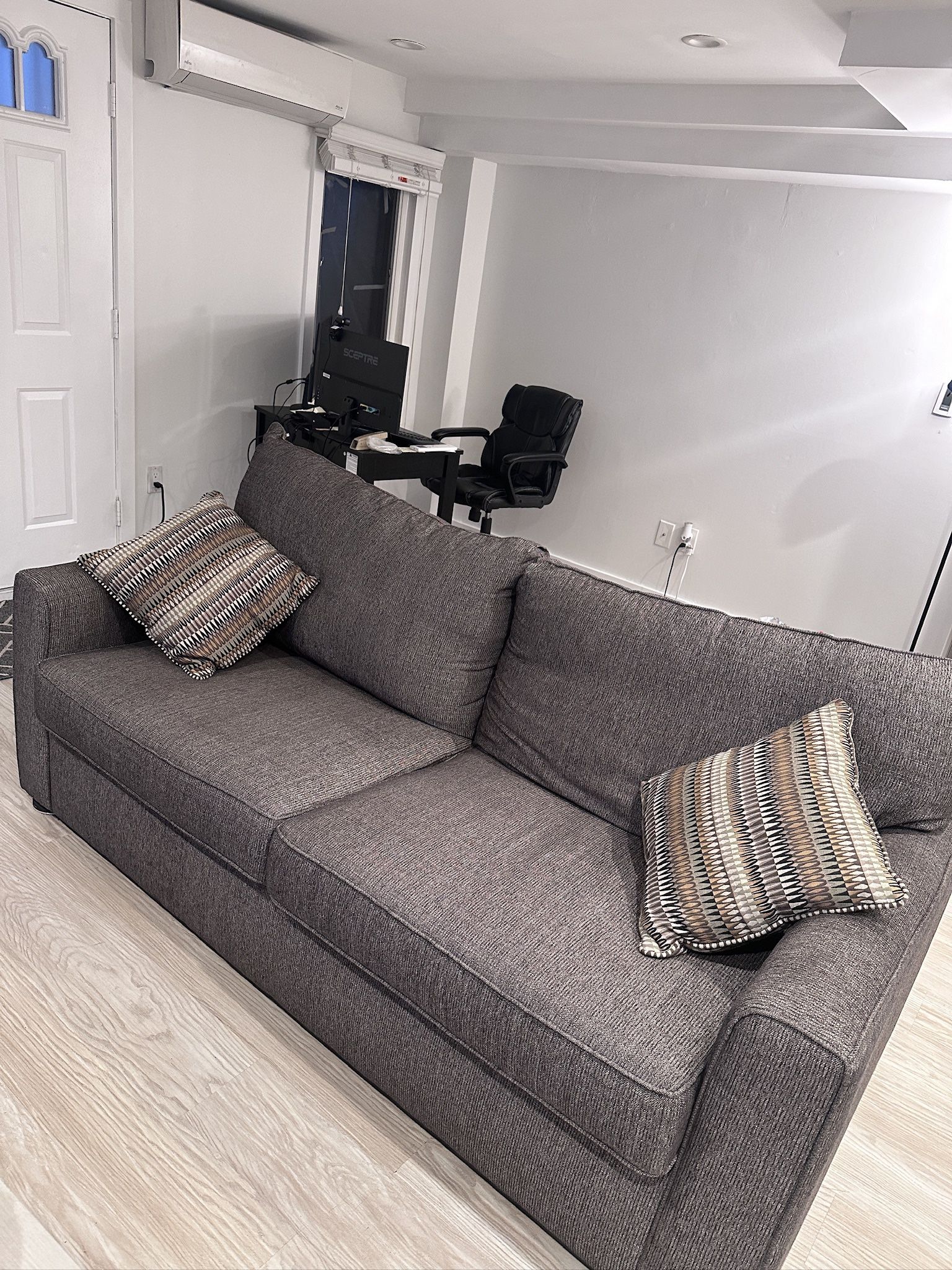 Sofa w/ Pull Out Queen Bed