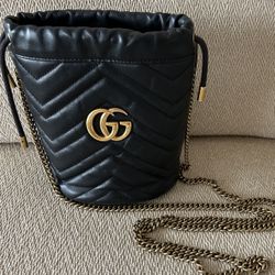 GUCCI GG Marmont Mini Bucket shoulder bag black gold hardware leather