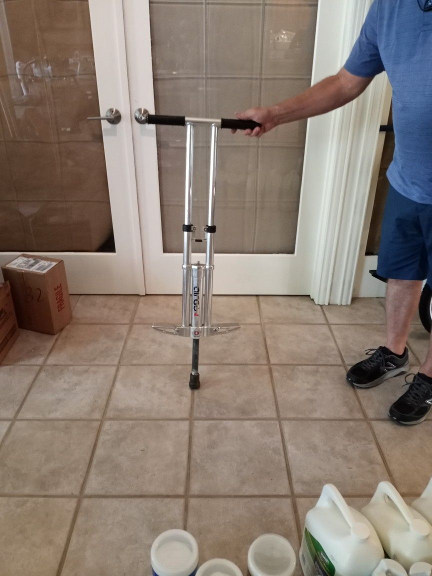 Airport Pogostick by Razor