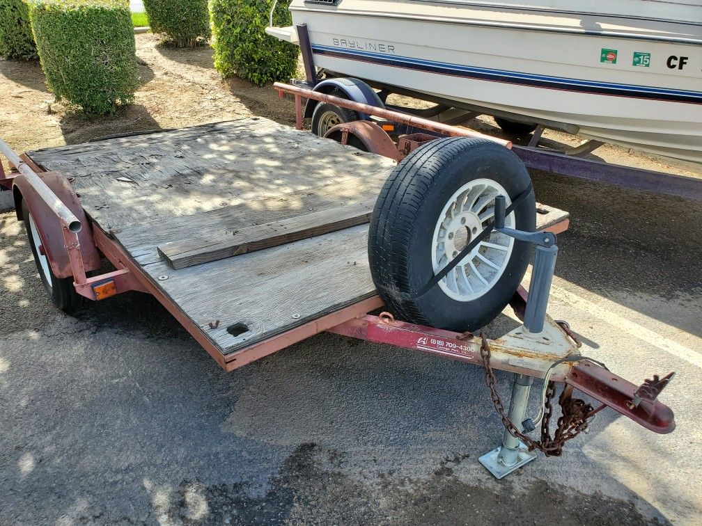 Small flatbed dovetail trailer