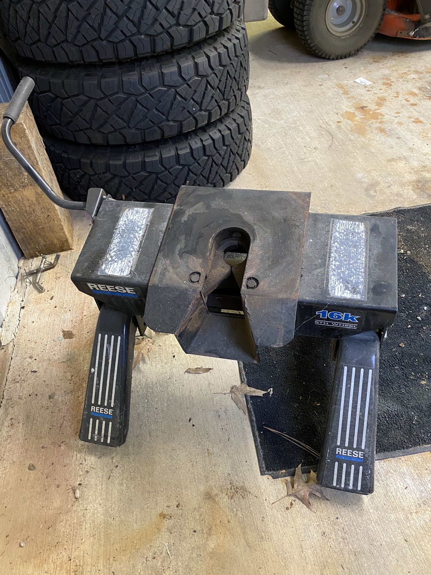 Reese 16K Fifth Wheel Hitch w/Bed Rails