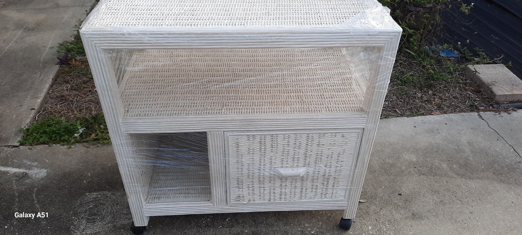 Nice White Wicker Cart/TV Stand/microwave Or Plant Stand