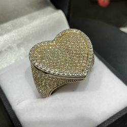 14k Gold Heart Ring With Cubic Zirconia Stones. Missing Stones At Bottom Of Ring