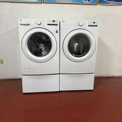 Set of washer machine LG and gas dryer. In perfect conditions and works perfectly. Washer machine capacity of 4.5 and dryer capacity 7.4. Deliver to y