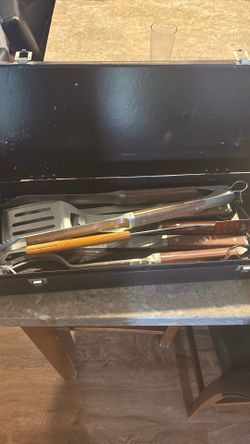grilling utensils/ grill
