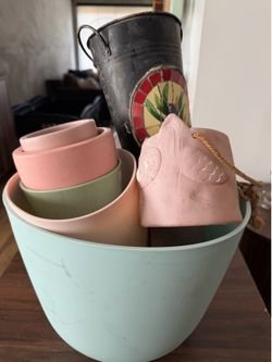 Free pots for plants
