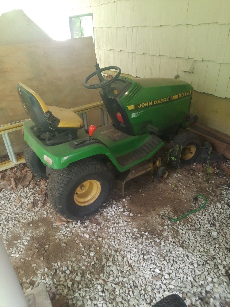 John Deere Lawn Tractor