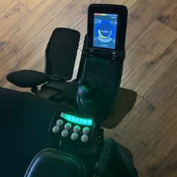 MAGNÍFICA SILLA MUY MODERNA ESPECIAL PARA PERSONAS DISCAPASITADAS.  CON VARIAS FUNCIONES ESTÁ SILLA SE USÓ SOLAMENTE $2 1/2 MESES. 