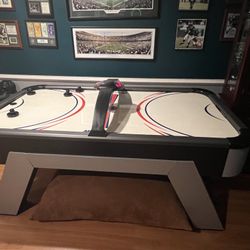 Air hockey table