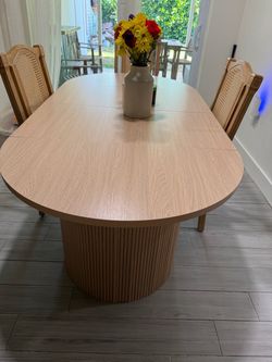 Expandable dining table (no chairs)