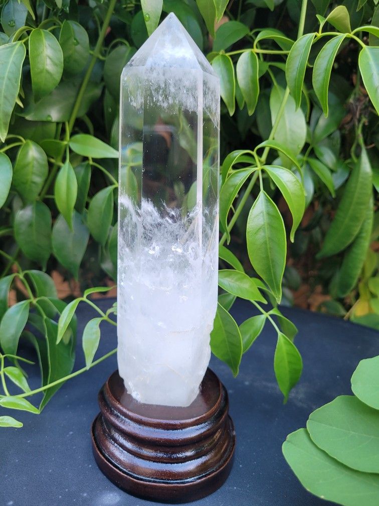 High Qulity Tall Clear Quartz Tower With Stand