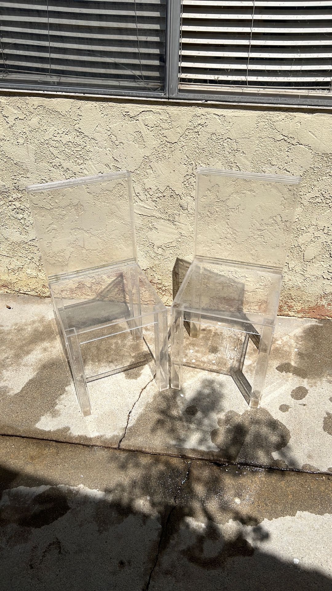 Dos. Sillas. Transparentes. De. Plexiglass.