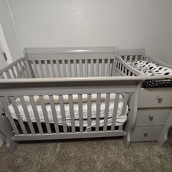 Infant Crib w/Changing Table