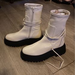 Brand new woman boots size 9 but I can comfortably fits at eight