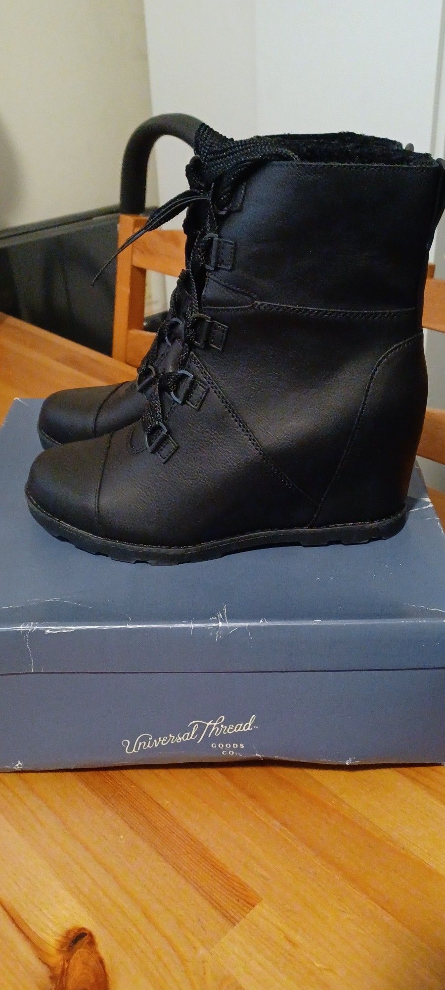New Universal Thread Wedge Lace Up Booties Waterproof Women's Size 9