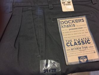 New Dockers pleated khakis. Men's trousers. Size 34x29