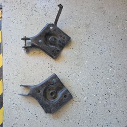 Explorer rear end mounting plates