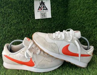 Nike MD Valient White Orange (GS). Size 5y