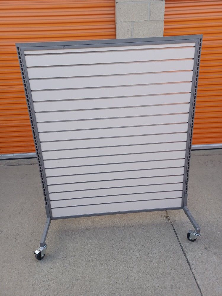 Retail slat wall fixture