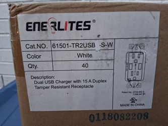 Wall Outlet with USB Ports/Toma Corriente de Pared con Puertos USB