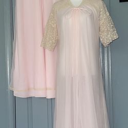 INTIME OF CALIFORNIA VTG CHIFFON NYLON PINK BEIGE LACE PEIGNOIR ROBE &GOWN SET.